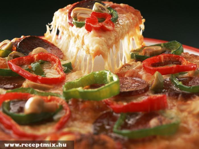 Szalámis, paprikás pizza