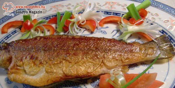 Sült hal friss zöldségekkel
