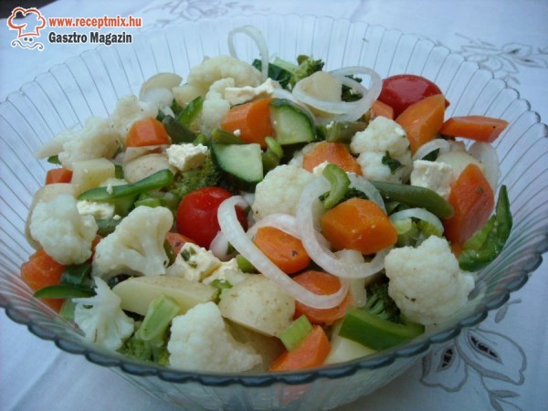 Zöldségekből készült vegyes saláta