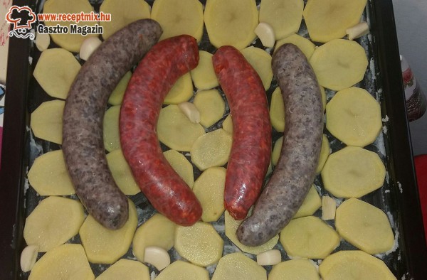 Krumpliágyon tepsis kolbász és hurka