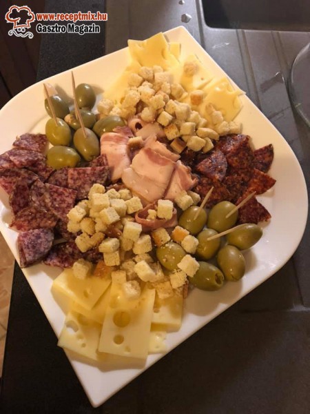 Szalámi, sajt, olíva, kenyér, csipegetős