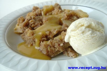 Crumble egy gombóc vanília fagyival