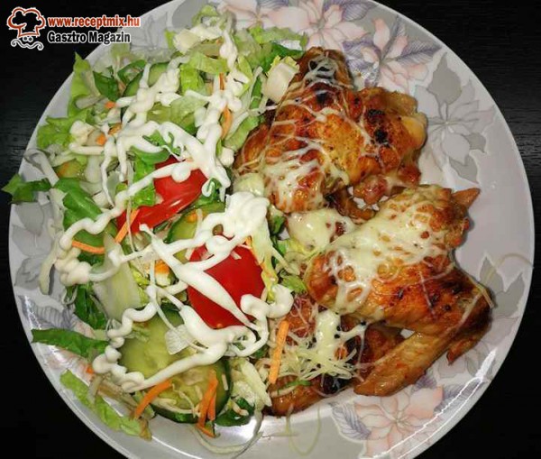 Ropogós csirke szárny és saláta