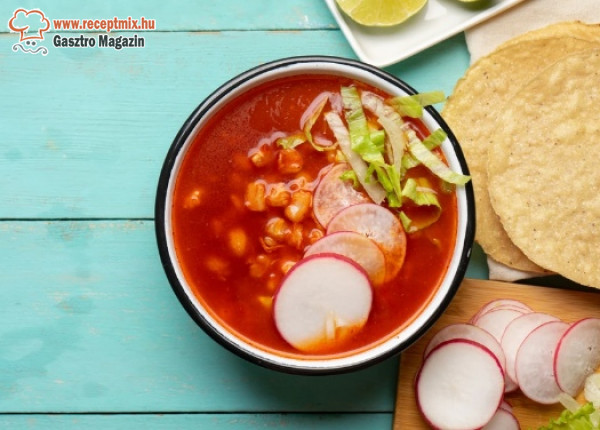 Csirke-, sertés- és vegetáriánus pozole levesek