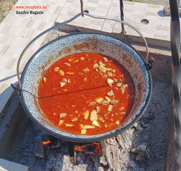 Bográcsban főzött pörkölt