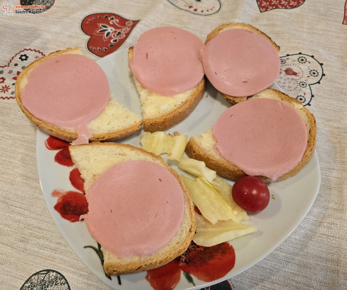 Friss kenyér, vaj, párizsi