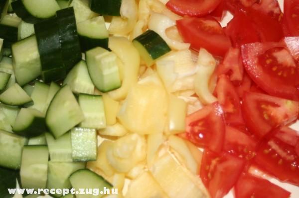 Saláta alap: uborka, paprika, paradicsom