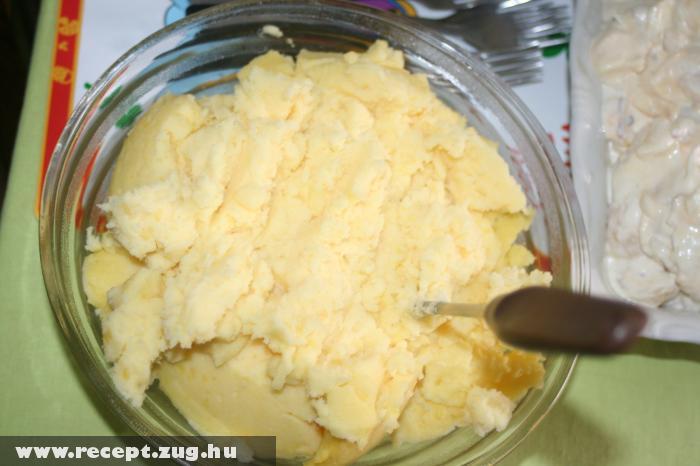 Krumplipüré vajjal és tejföllel: tejfölös krumpli