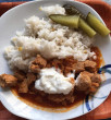 Sertéspörkölt, rizs, uborka