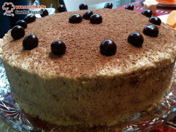 Tiramisu ízesítésű torta