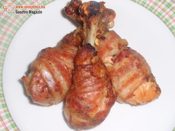 Csirkecombok baconbe tekerve
