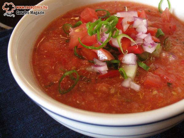 Spanyol gazpacho leves