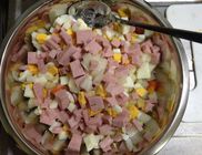 Hagymás-sonkás krumplisaláta Hagymás-sonkás krumplisaláta